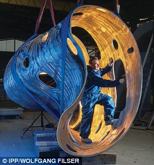 工作人員正在制作“文德爾施泰因 7-X”的一個(gè)內(nèi)部組件