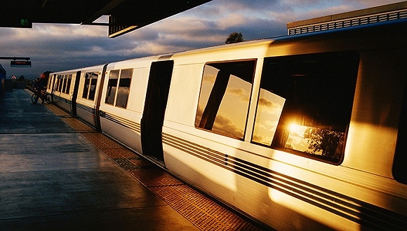 中國(guó)首條自主研發(fā)磁懸浮鐵路開(kāi)通